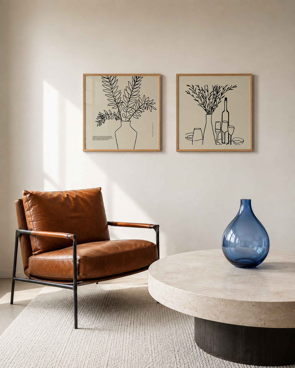 Interieurpresentatie van een tweedelige vierkante posterset met vazen en tafeldekking