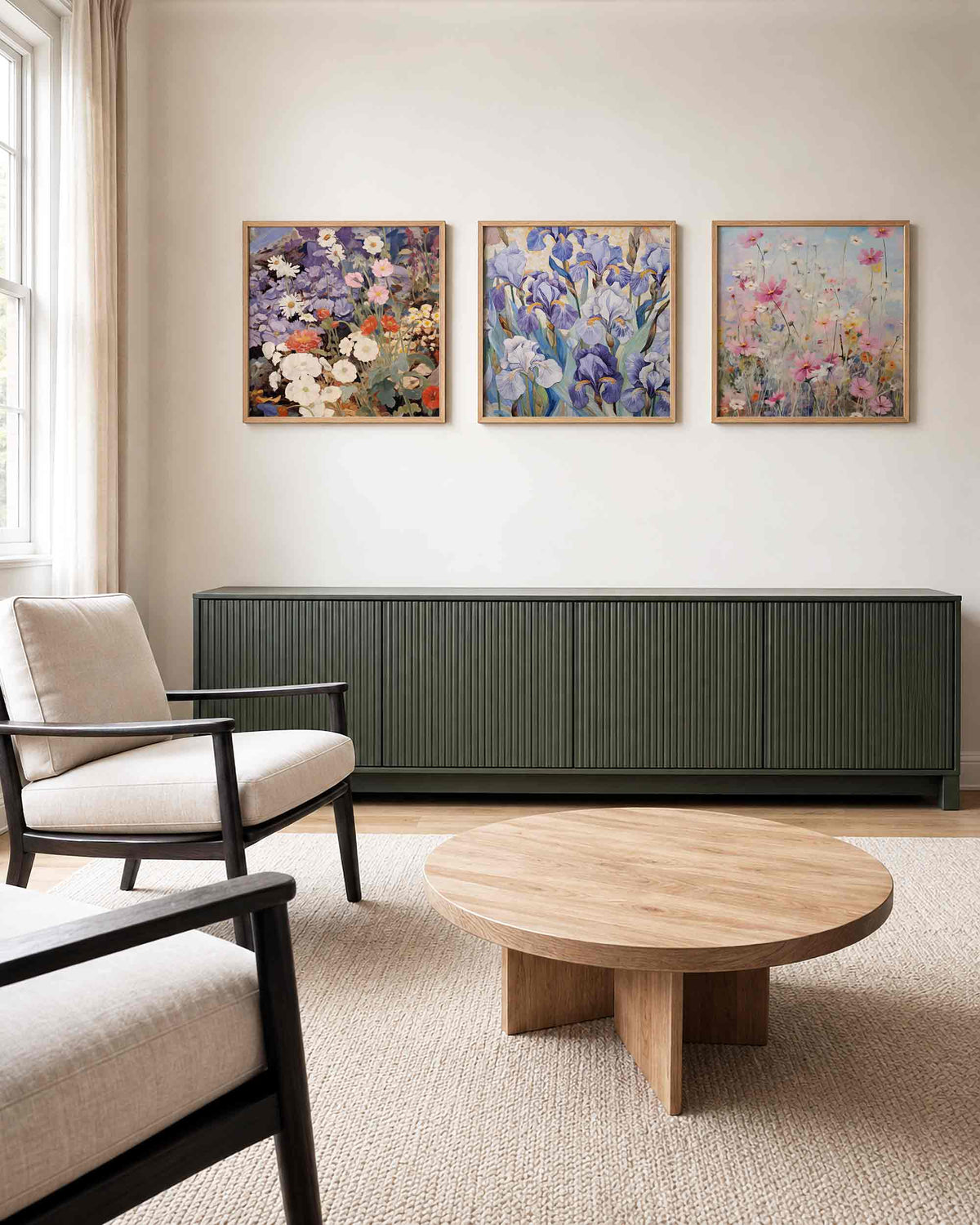 Interieurpresentatie van een driedelige vierkante posterset met bloemen in paars roze