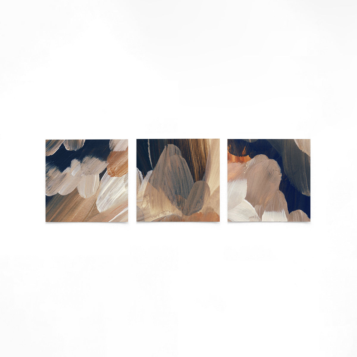Drie vierkante posters met abstracte penseelstreken op een gebroken witte achtergrond