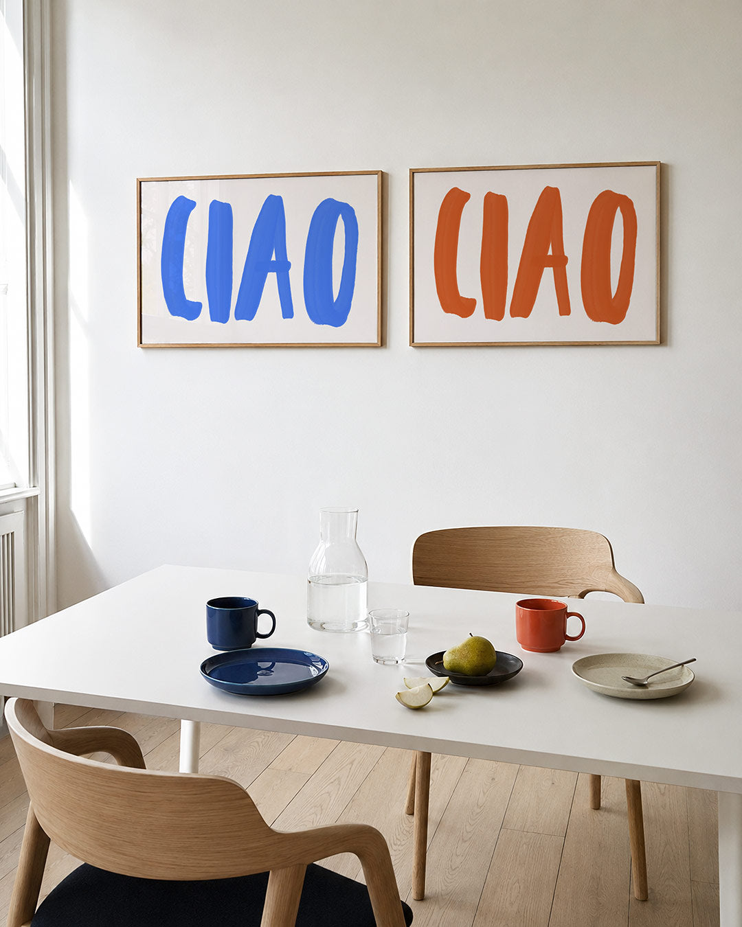 Interieurpresentatie van twee posters met grote, blauwe letters op een lichte achtergrond