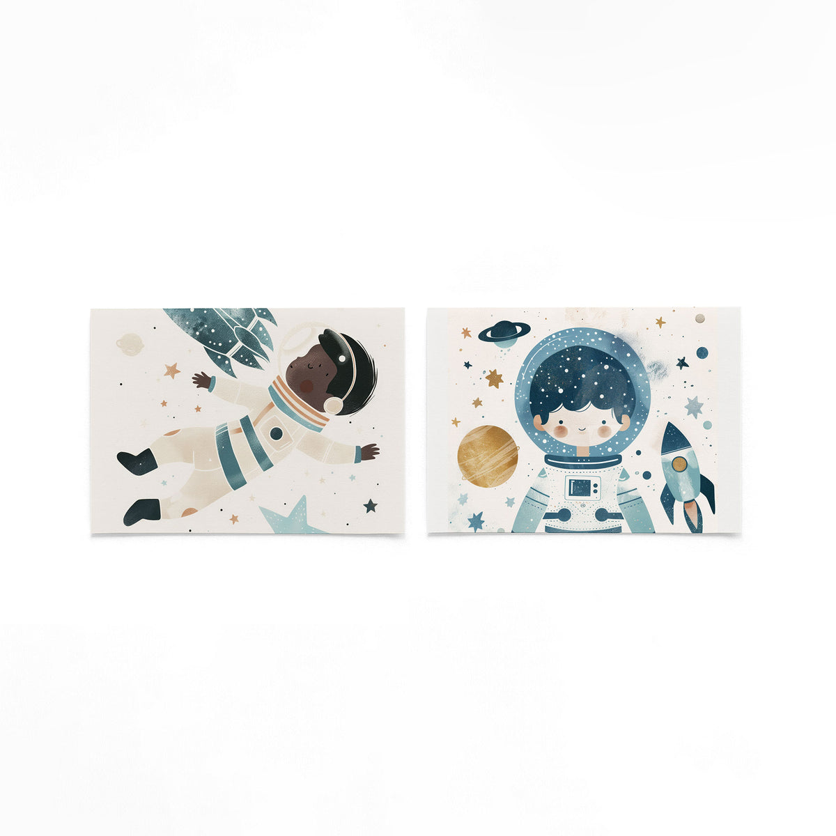 Twee liggende posters met een speelse compositie met een astronaut in een ruimtepak op een gebroken witte achtergrond