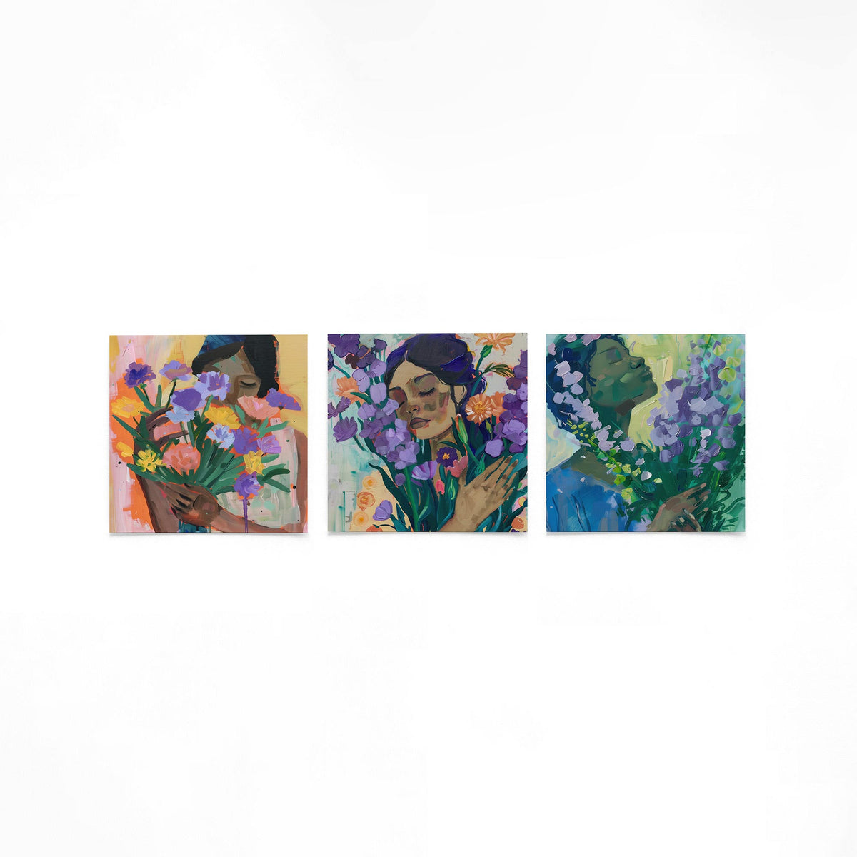 Drie vierkante posters met vrouwenportretten met bloemen op een gebroken witte achtergrond