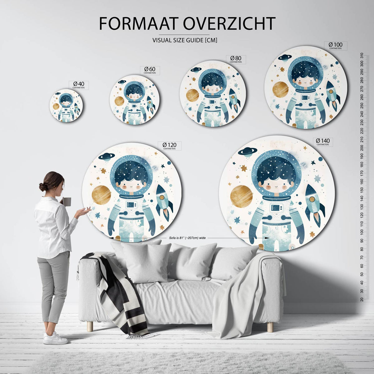 Astronaut en raket Muurcirkel – extra productweergave – Een astronaut in een ruimtepak met een raket en planeten in blauw- en