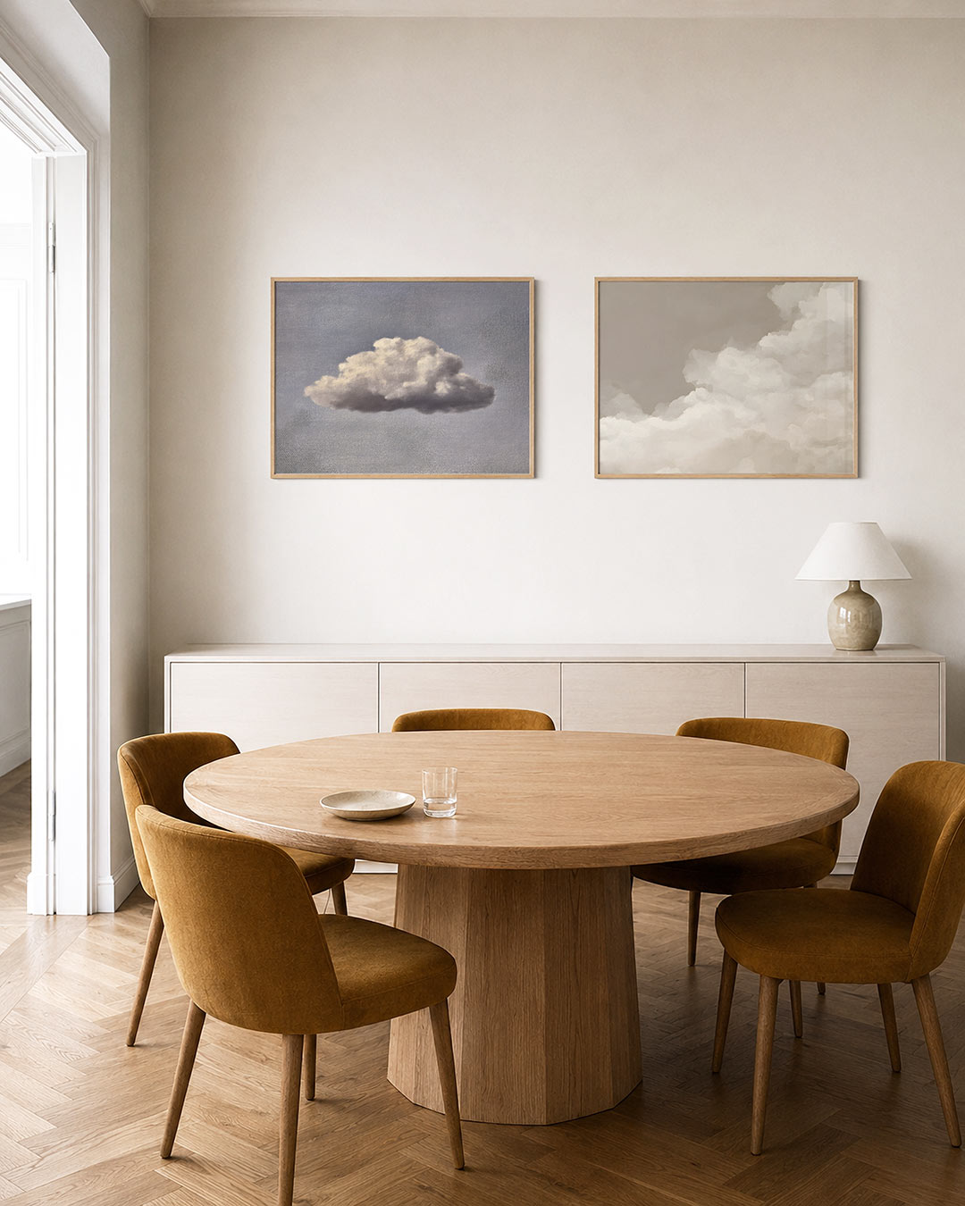 Tweedelige posterset met een zachte witte wolk in een fijne, blauwgrijze lucht, getoond in een interieur