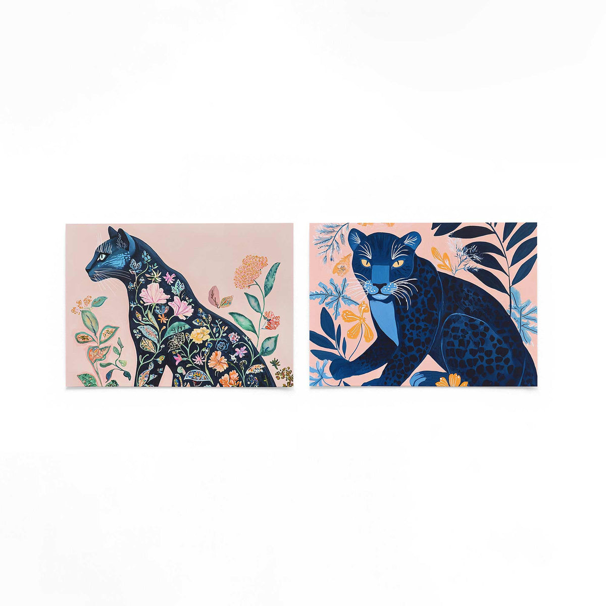 Twee liggende posters met een silhouet van een kat gevuld met kleurrijke bloemen op een gebroken witte achtergrond