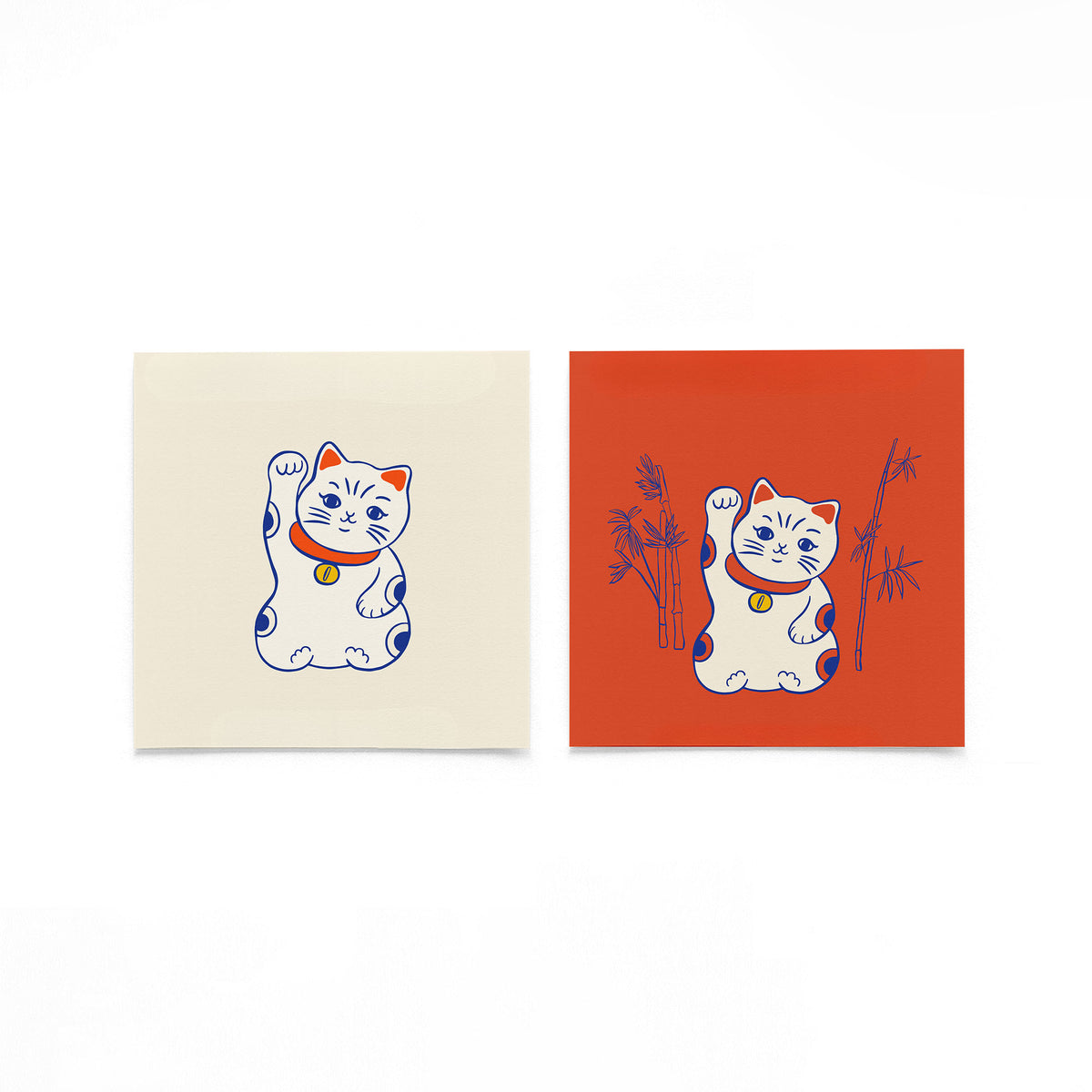 Twee vierkante posters met gelukskat en bamboe op een gebroken witte achtergrond
