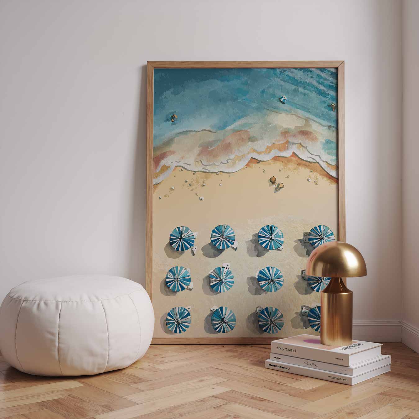 Stranduitzicht met Blauwe Parasolletjes Poster