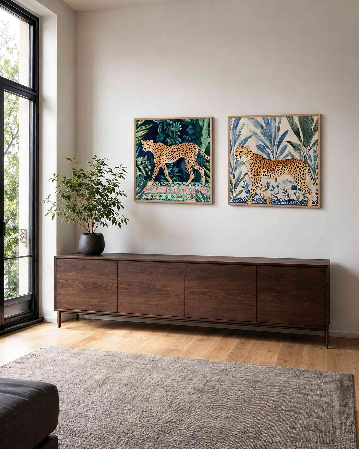 Interieurpresentatie van een tweedelige vierkante posterset met jachtluipaarden in bladeren