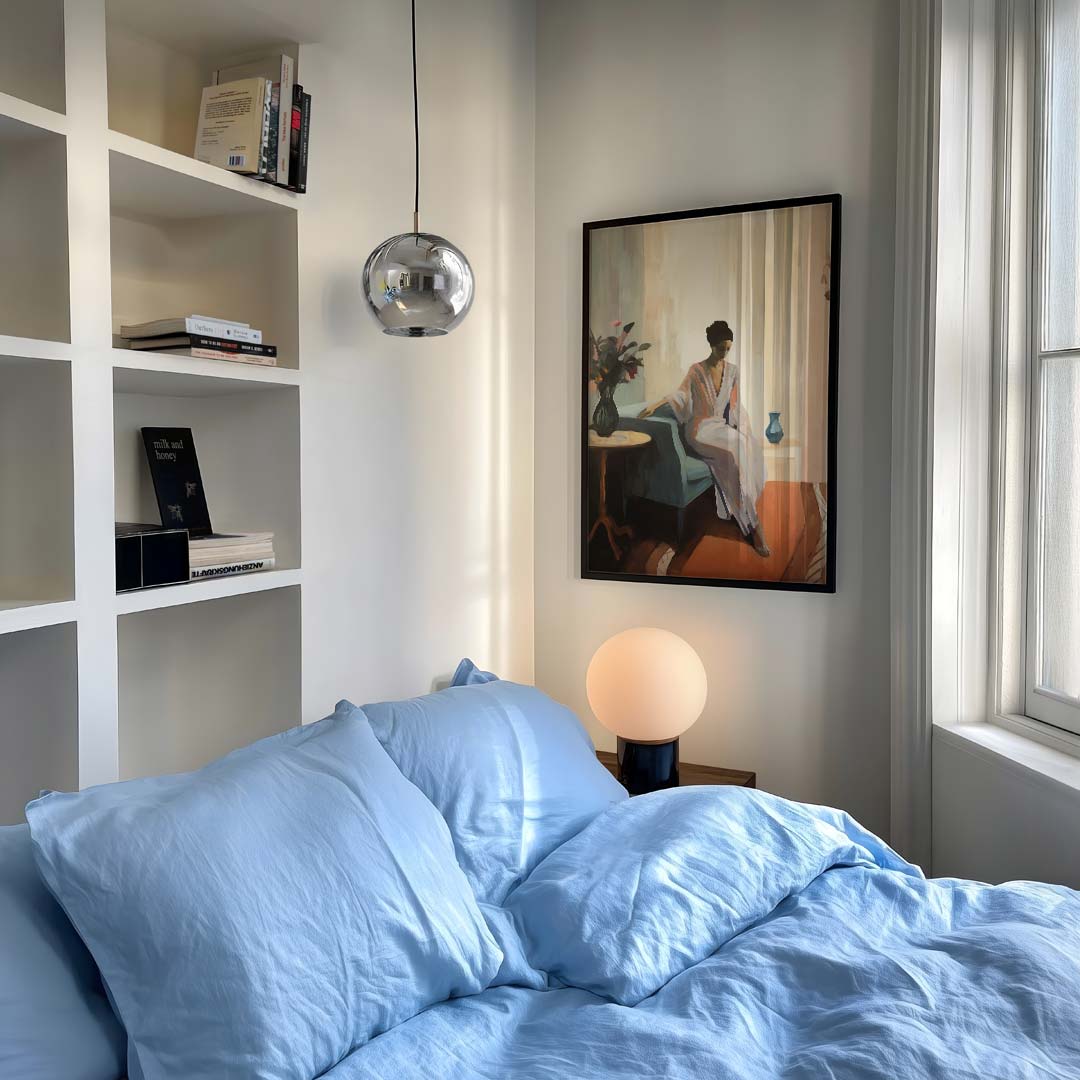 Stijlvolle vrouw in rustige ruimte Poster-WallArtistic