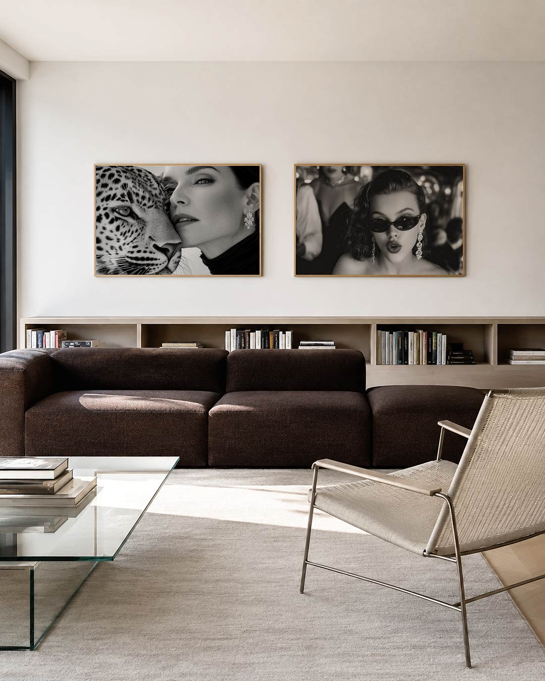 Twee liggende posters met een close-up van een vrouw en een luipaard, aan de muur in een interieur