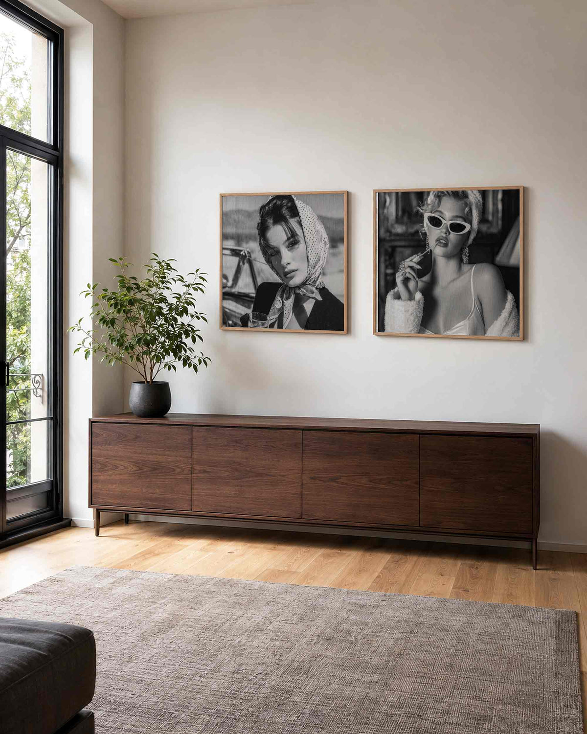 Interieurpresentatie van een tweedelige vierkante posterset met modeportretten