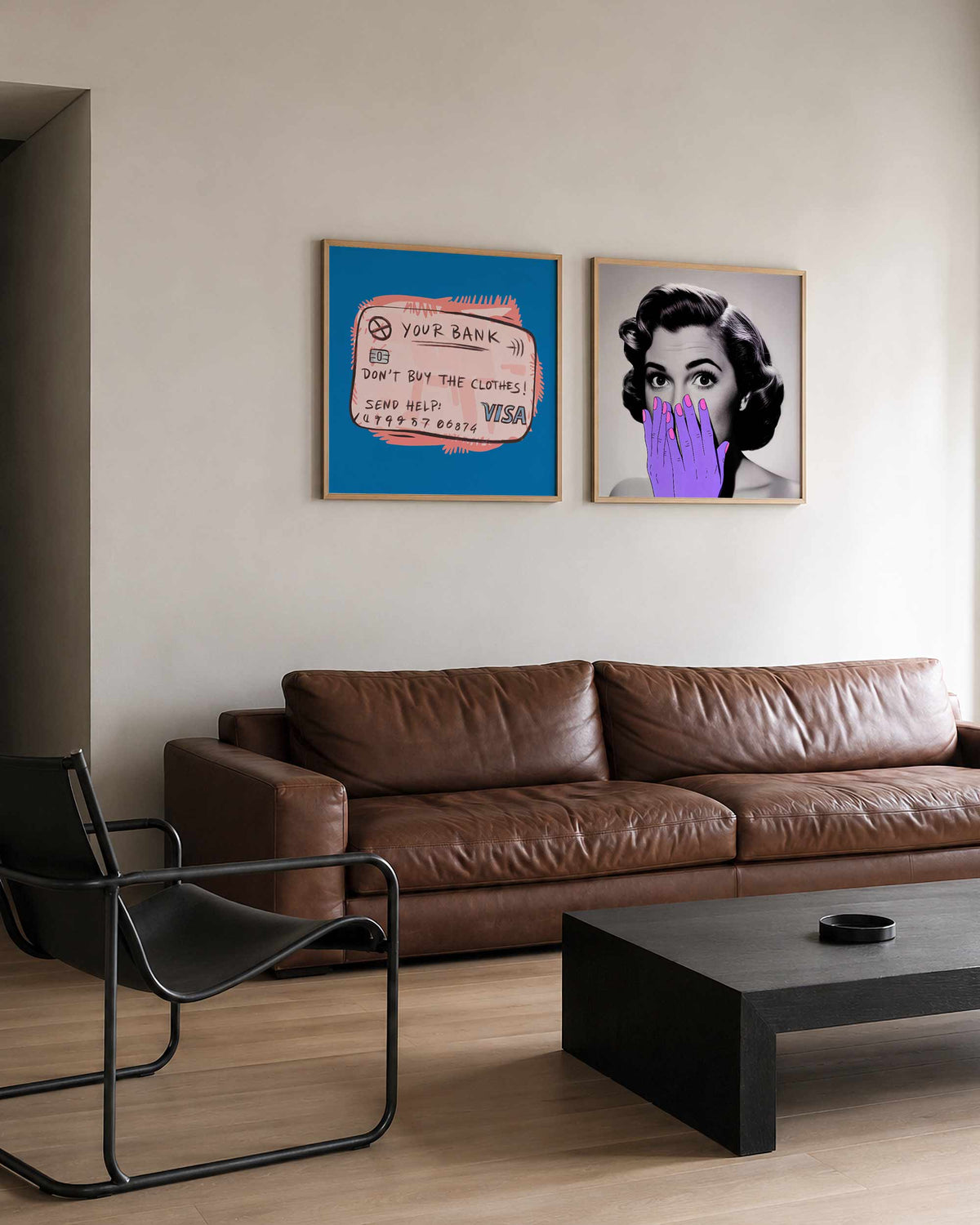 Interieurpresentatie van een tweedelige vierkante posterset met bankkaart en vrouw
