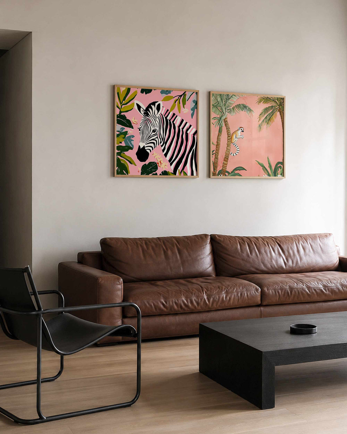 Interieurpresentatie van een tweedelige vierkante posterset met zebra en maki