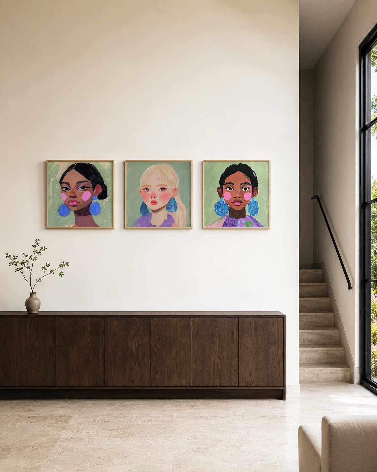 Interieurpresentatie van een driedelige vierkante posterset met geschilderde vrouwenportretten