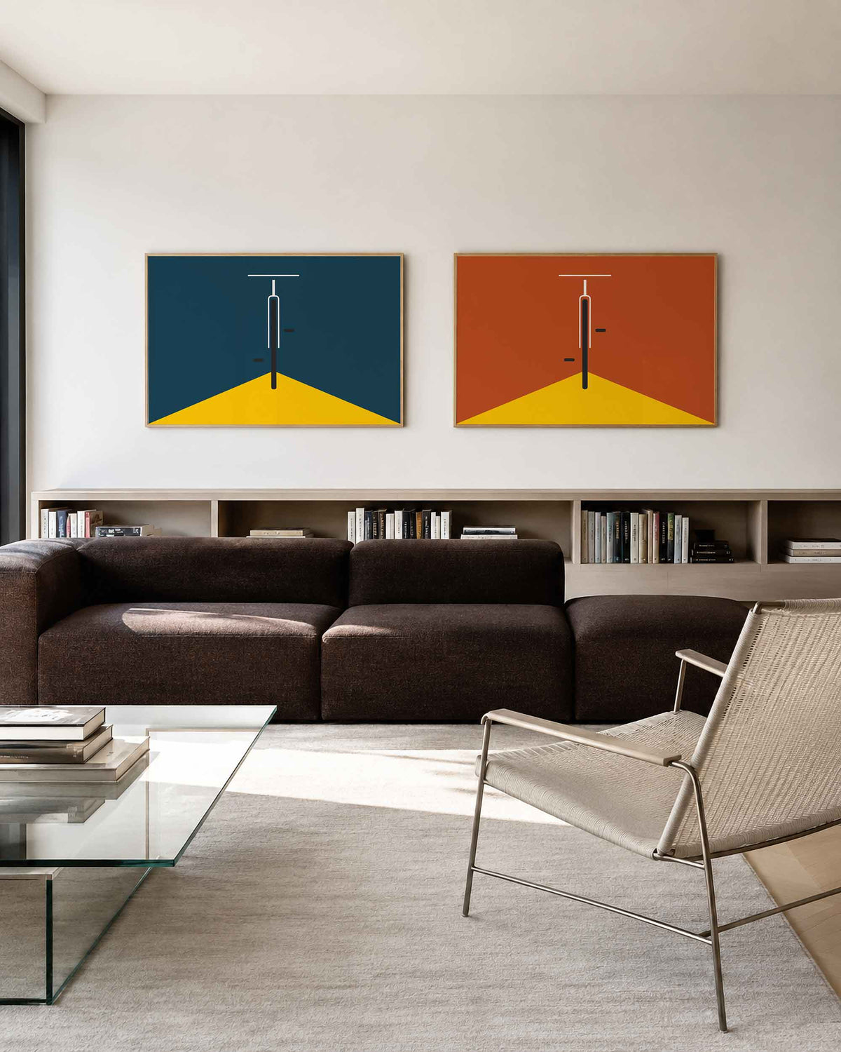 Interieurmockup van tweedelige landscape-posterset met grafische deur in twee kleuren