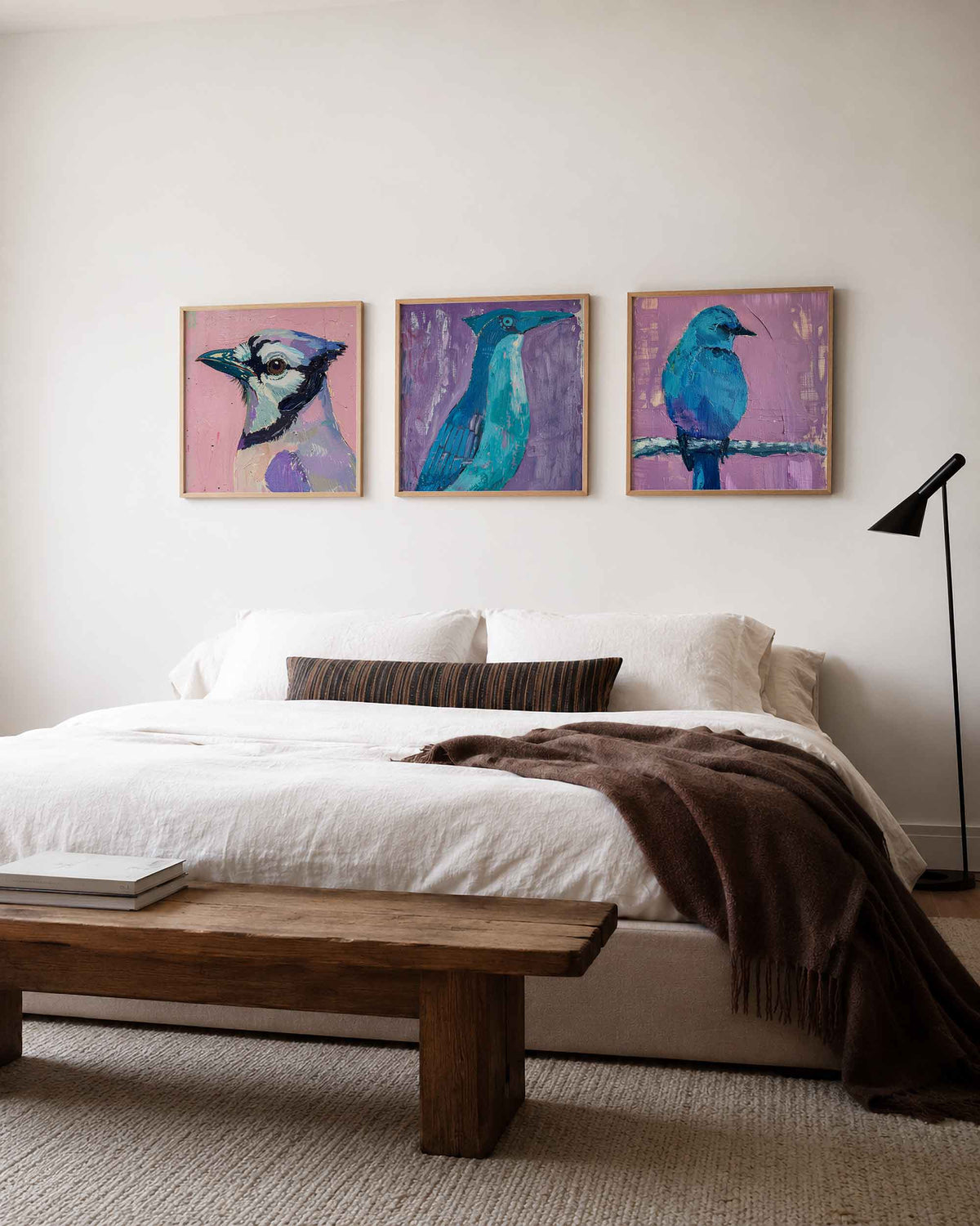 Interieurpresentatie van een driedelige vierkante posterset met kleurrijke vogels