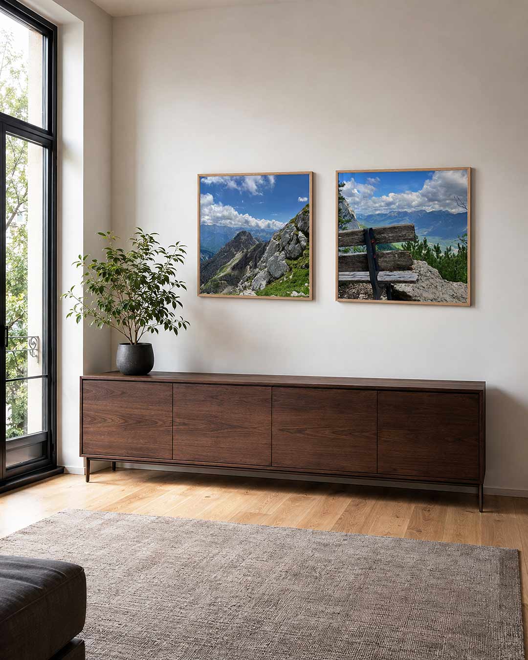 Interieur met vierkant fotografisch tweeluik berglucht en ver uitzicht – Gerald Emming