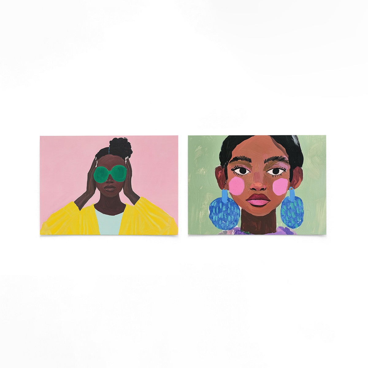 Twee liggende posters met een vrouw met grote groene brillenglazen en een gele jas op een gebroken witte achtergrond