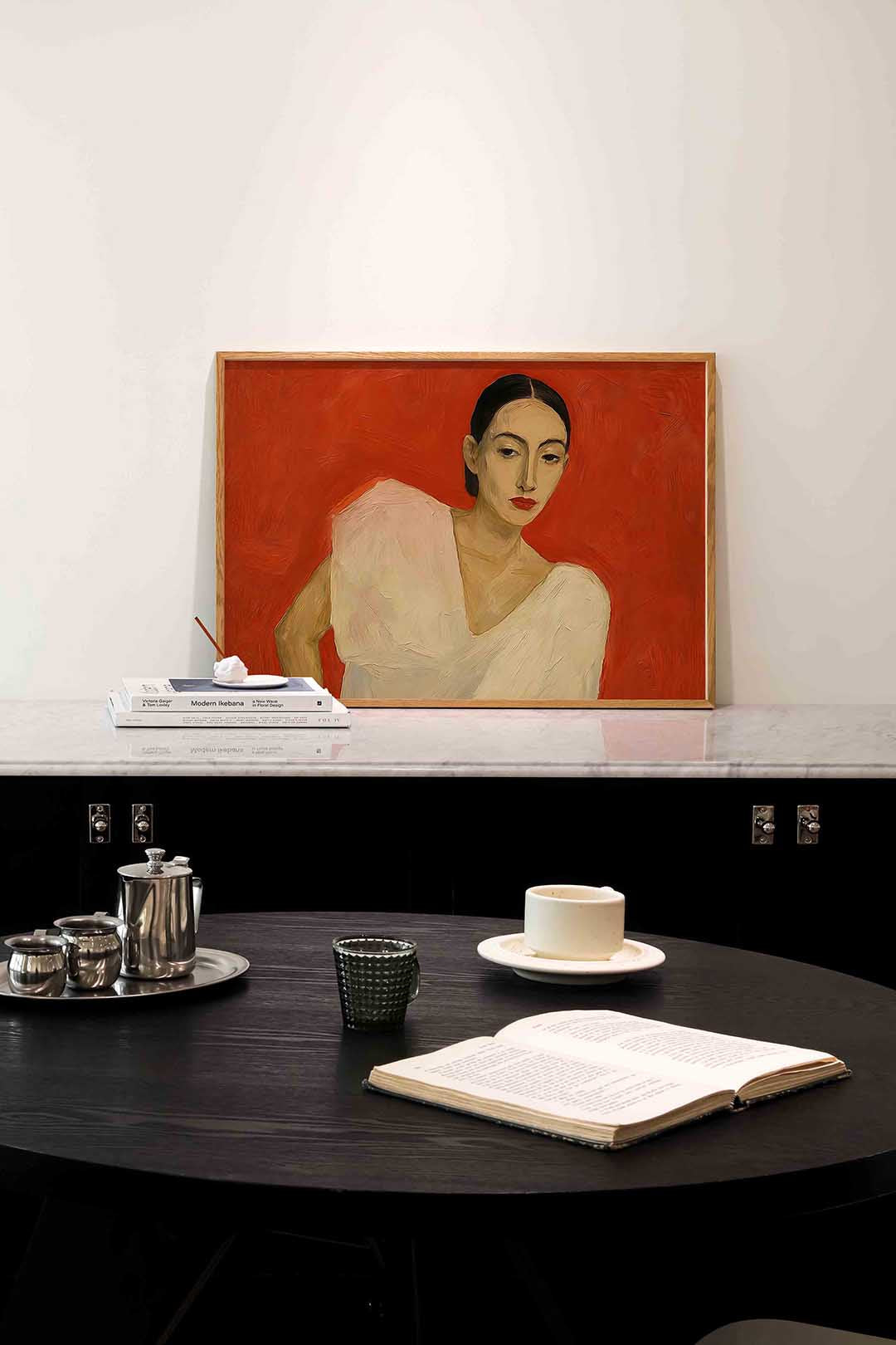 Vrouw met rode achtergrond Poster