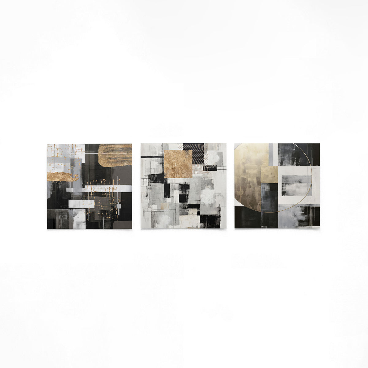Drie vierkante posters met abstracte goudvlakken op een gebroken witte achtergrond