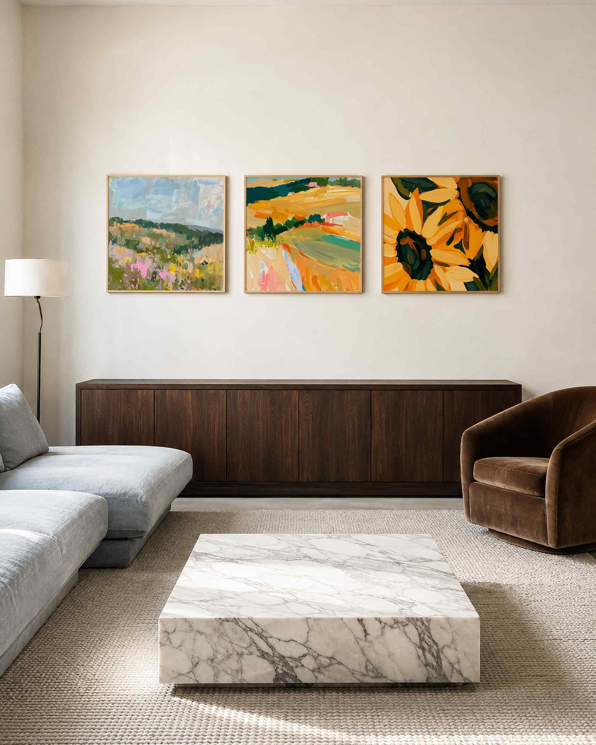 Interieurpresentatie van een driedelige vierkante posterset met kleurrijke landschappen en bloemen