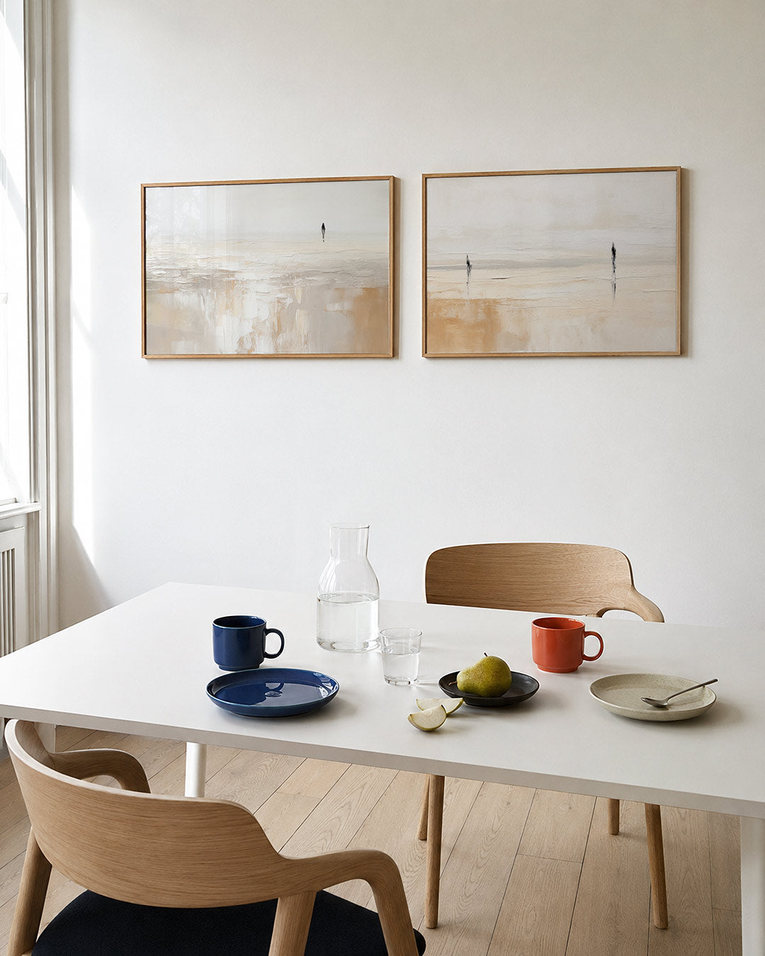 Tweedelige posterset met zachte, vloeiende kleurvlakken in beige en wit, getoond in een interieur