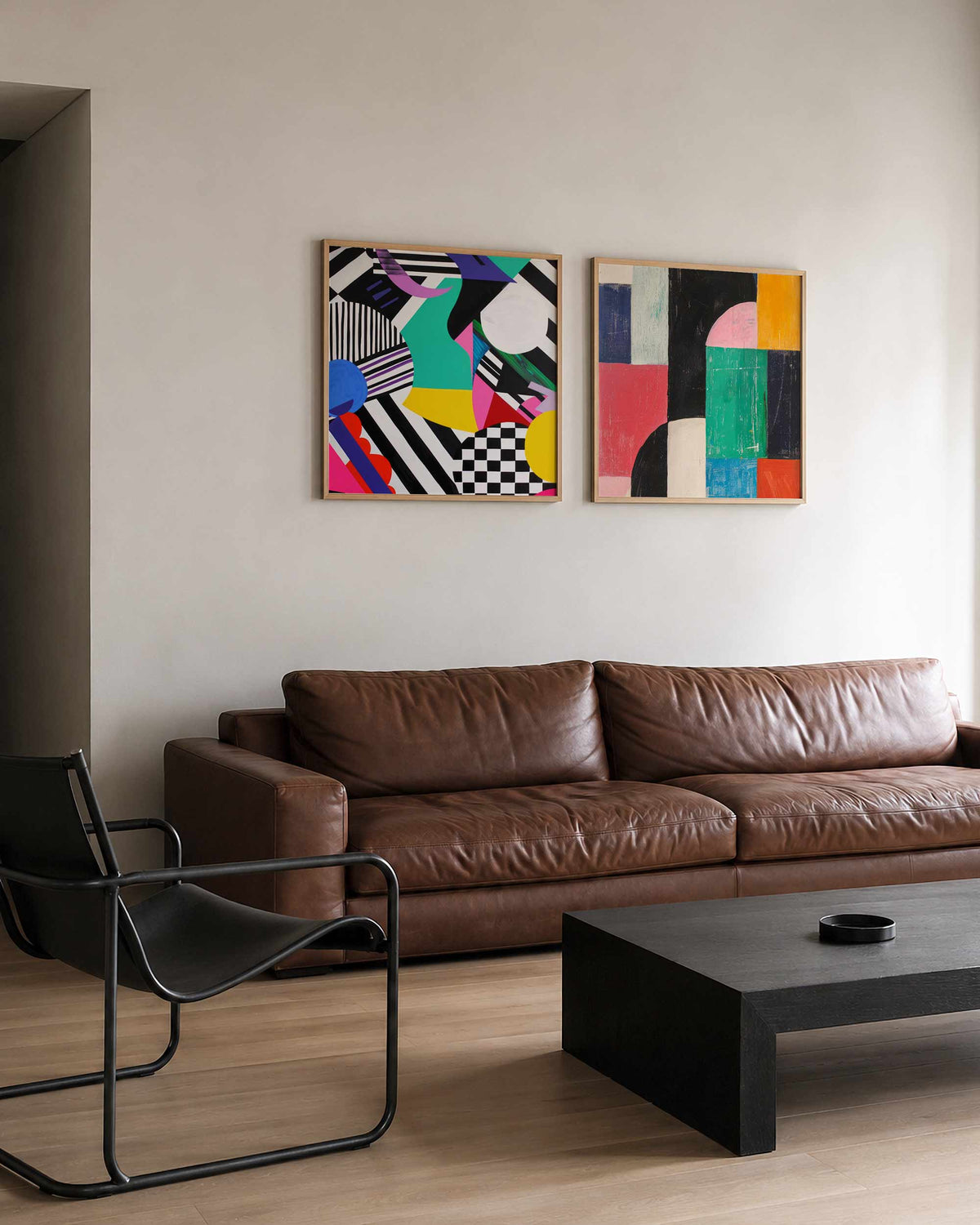 Interieurpresentatie van een tweedelige vierkante posterset met geometrische vormen