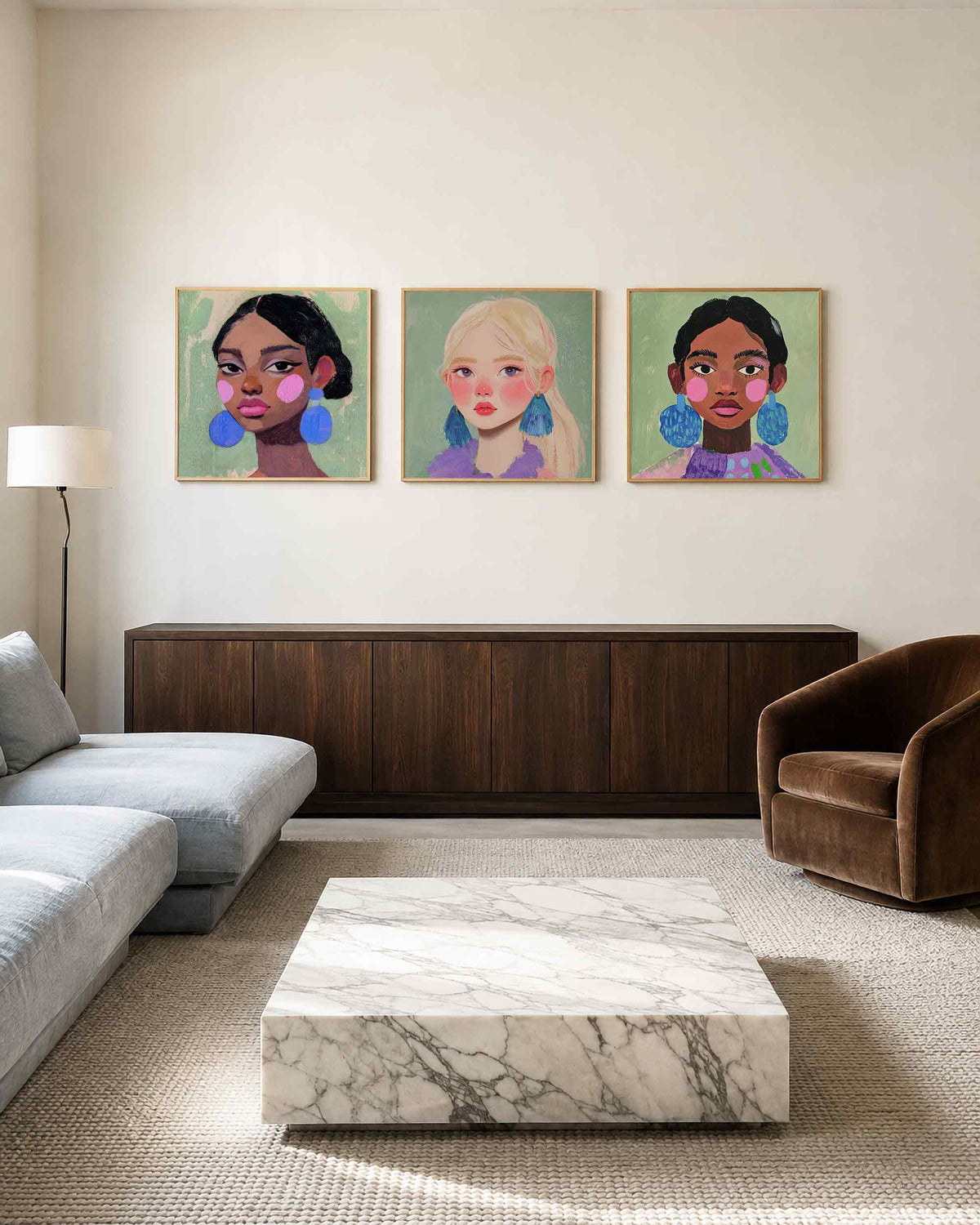 Interieurpresentatie van een driedelige vierkante posterset met geschilderde vrouwenportretten