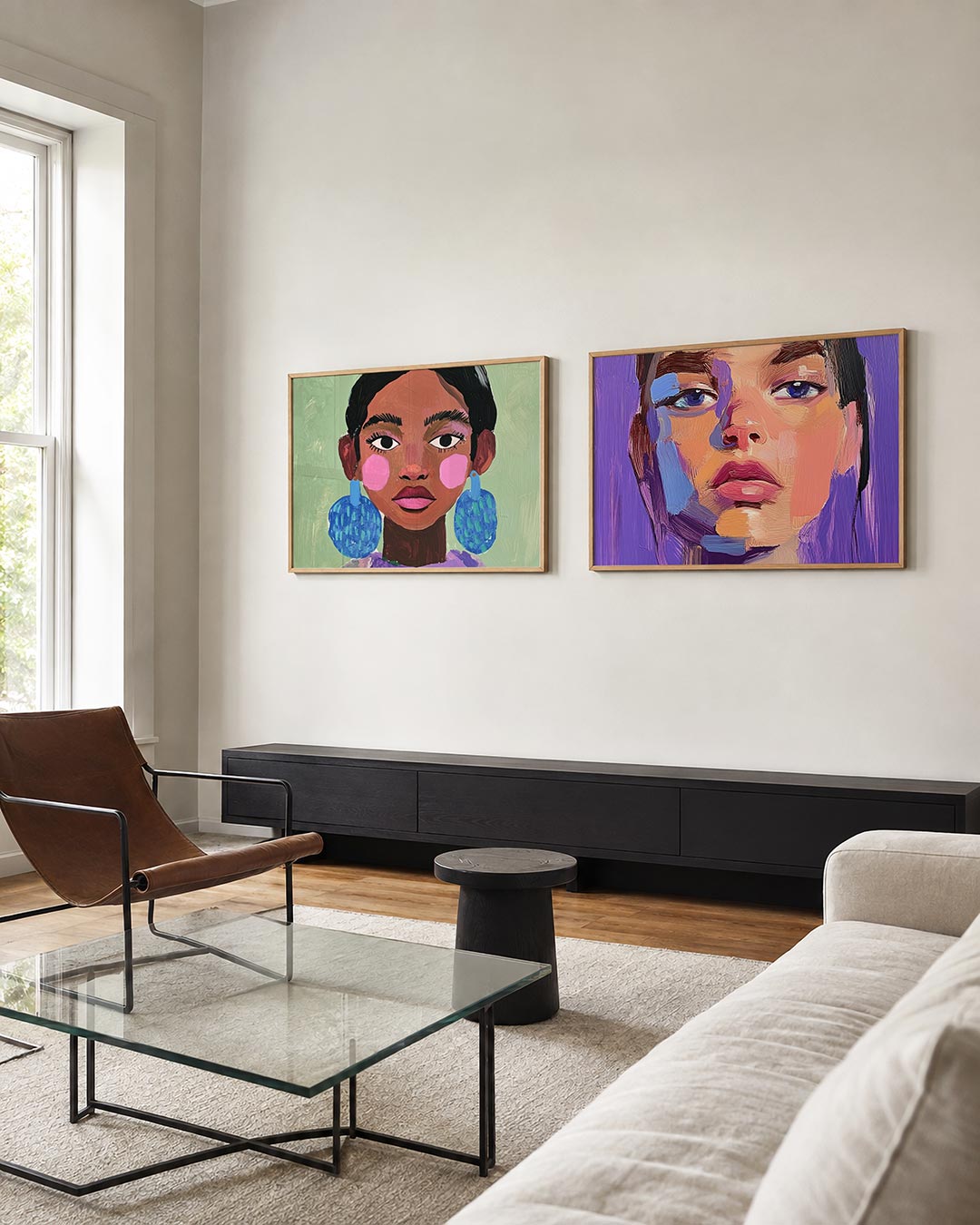Twee liggende posters met een portret met levendige kleuren, aan de muur in een interieur