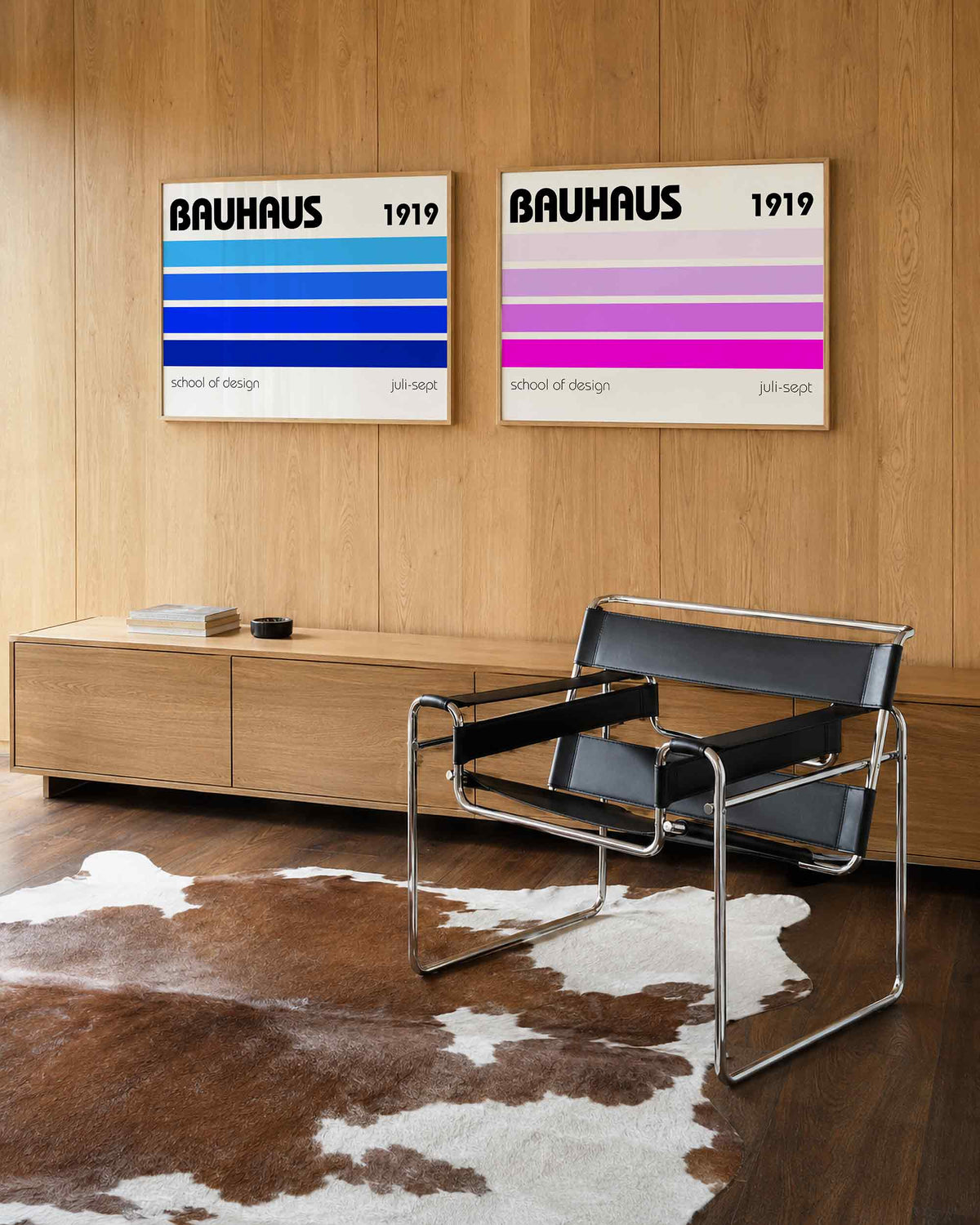 Interieurmockup van tweedelige landscape-posterset met blauwe en paarse kleurbanen