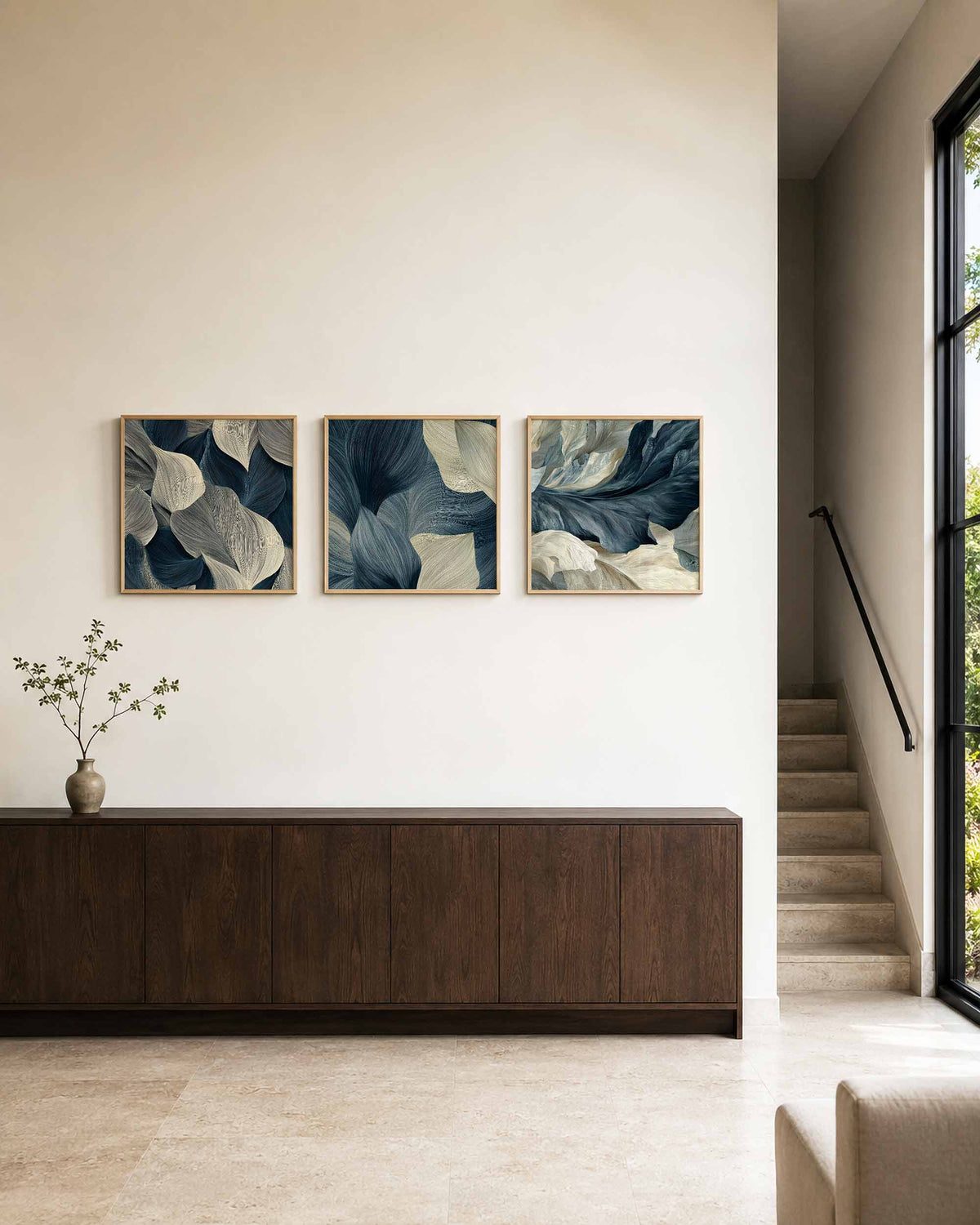 Interieurpresentatie van een driedelige vierkante posterset met blauwe lijnstructuren