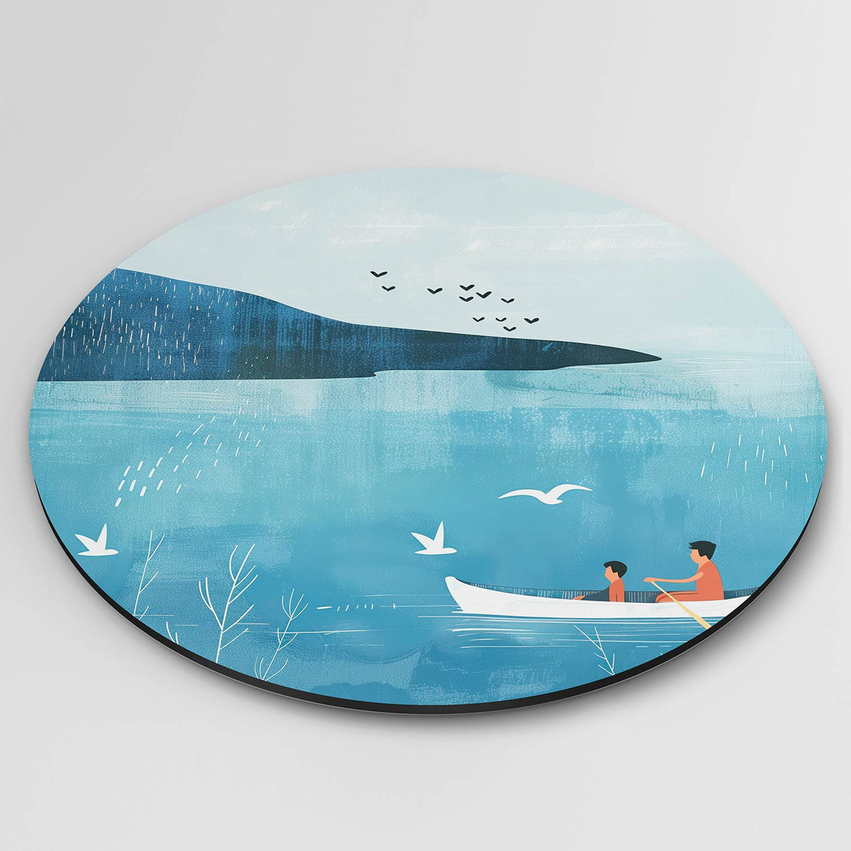 Roeiboot en vogels Muurcirkel – detailweergave – Een roeiboot met twee personen op een blauwe zee met vogels in de lucht.