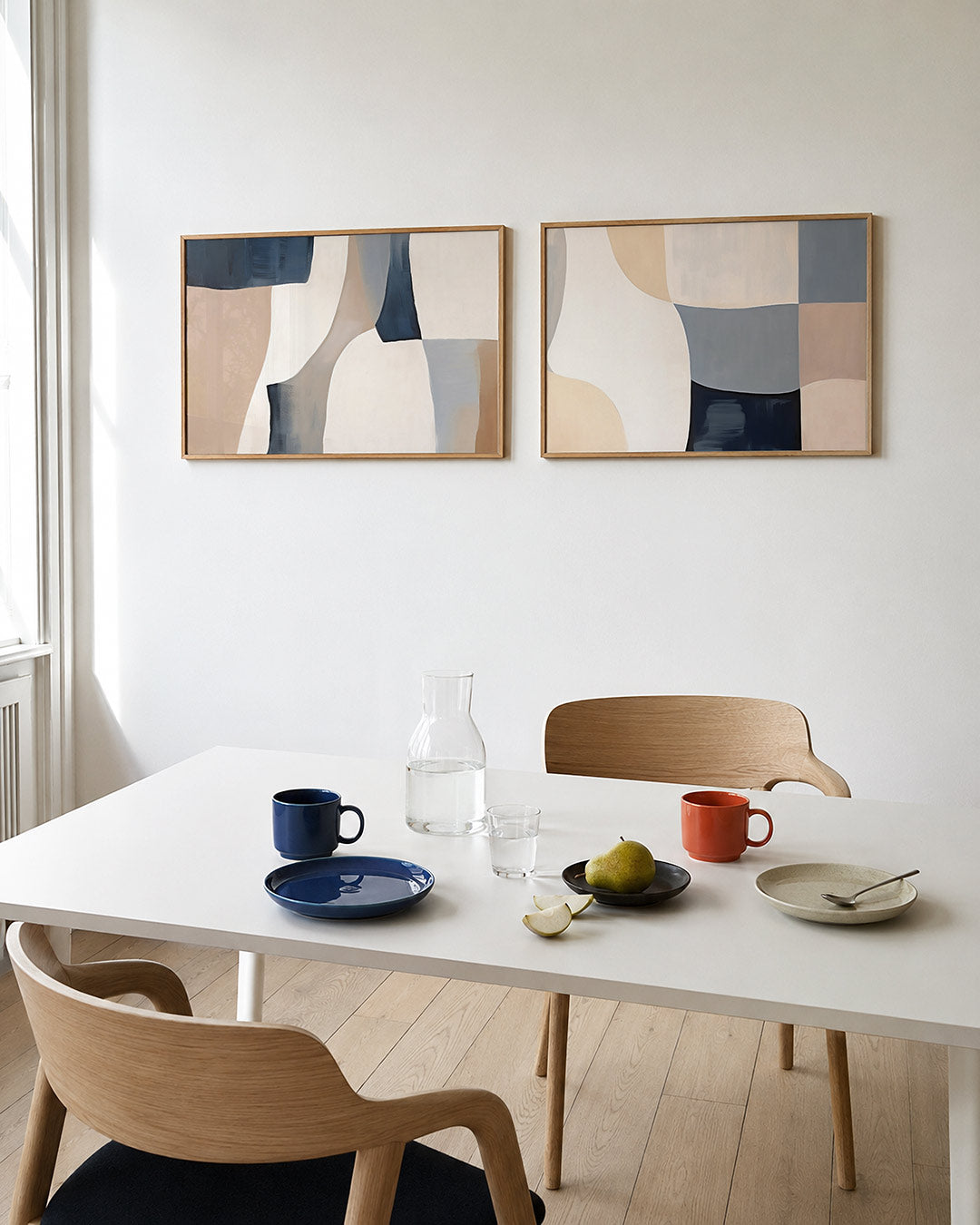 Interieurpresentatie van twee posters met vloeiende kleurvlakken in beige, wit en blauwgrijs