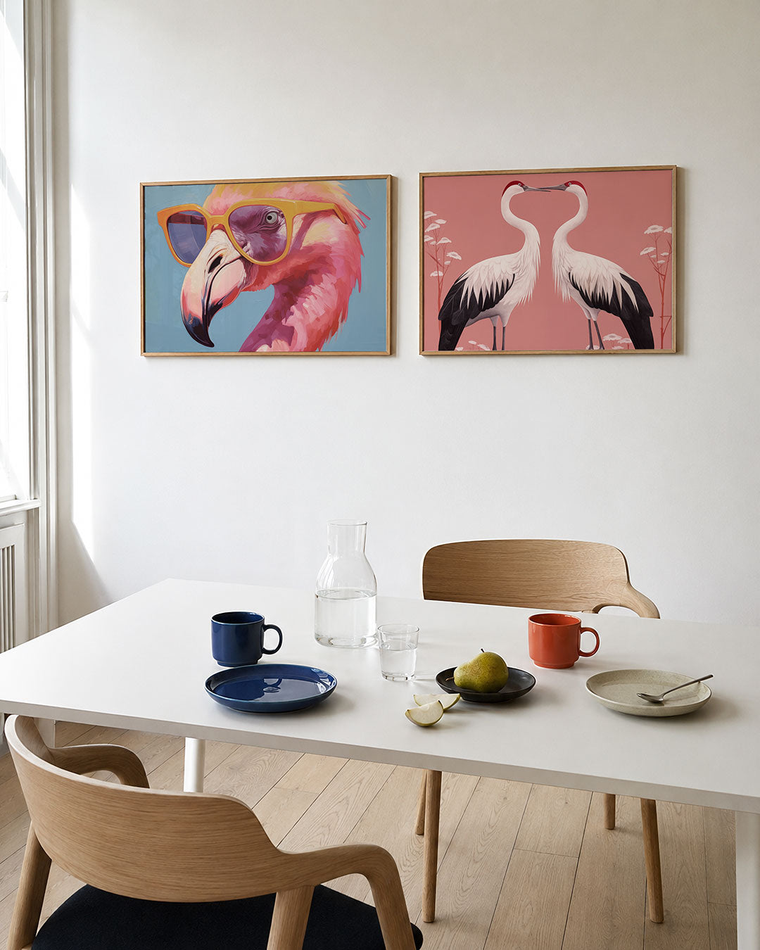 Interieurpresentatie van twee posters met een speelse compositie van een vogel met oranje bril tegen een blauwe achtergrond