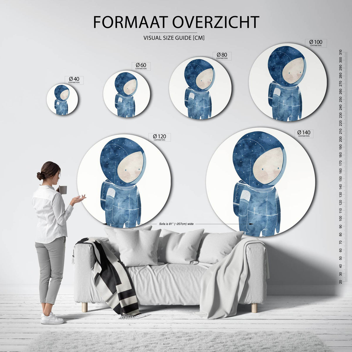 Astronaut in blauw Muurcirkel – extra productweergave – Een figuur in een blauw ruimtepak met een beige gezicht en subtiele