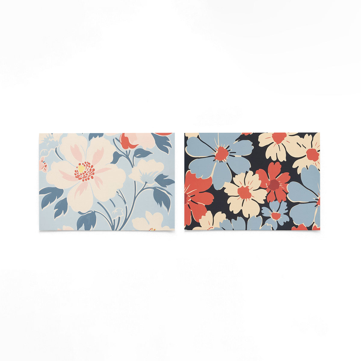 Twee liggende posters met grote bloemen in zachte tinten roze, blauw en crème op een gebroken witte achtergrond