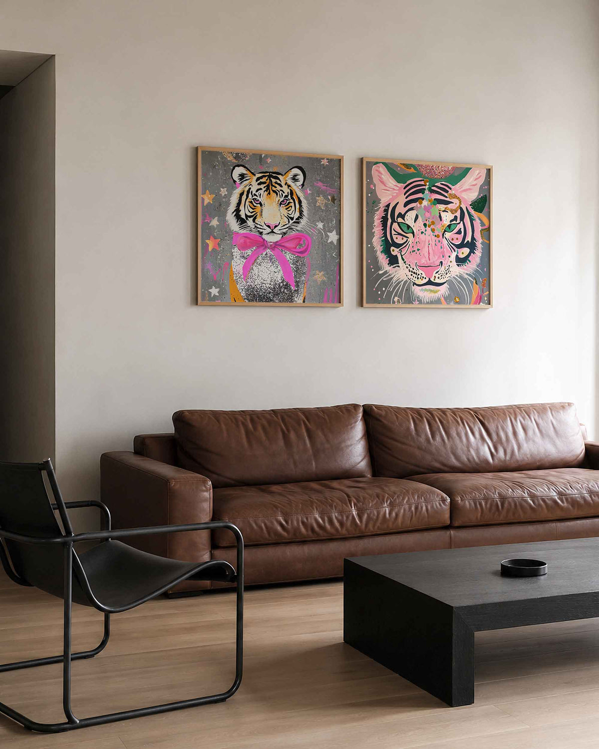 Interieurpresentatie van een tweedelige vierkante posterset met tijgerportretten