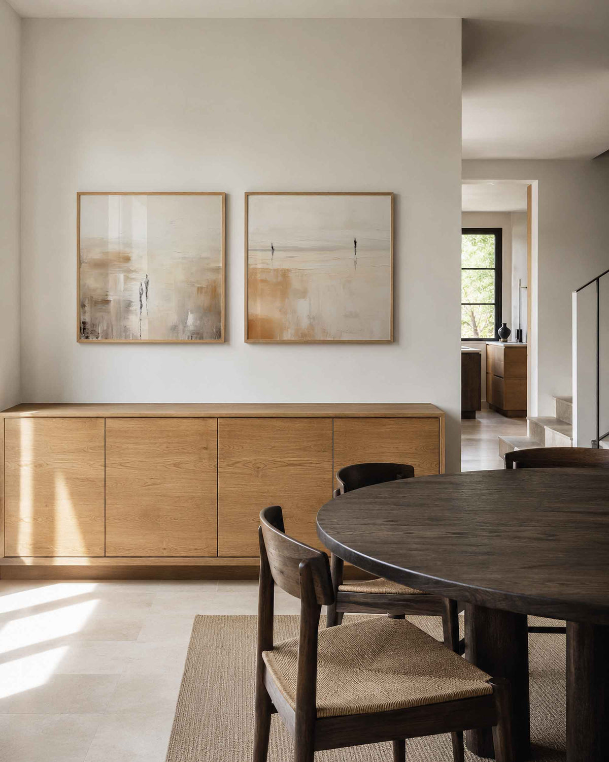 Interieurpresentatie van een tweedelige vierkante posterset met figuren in beige