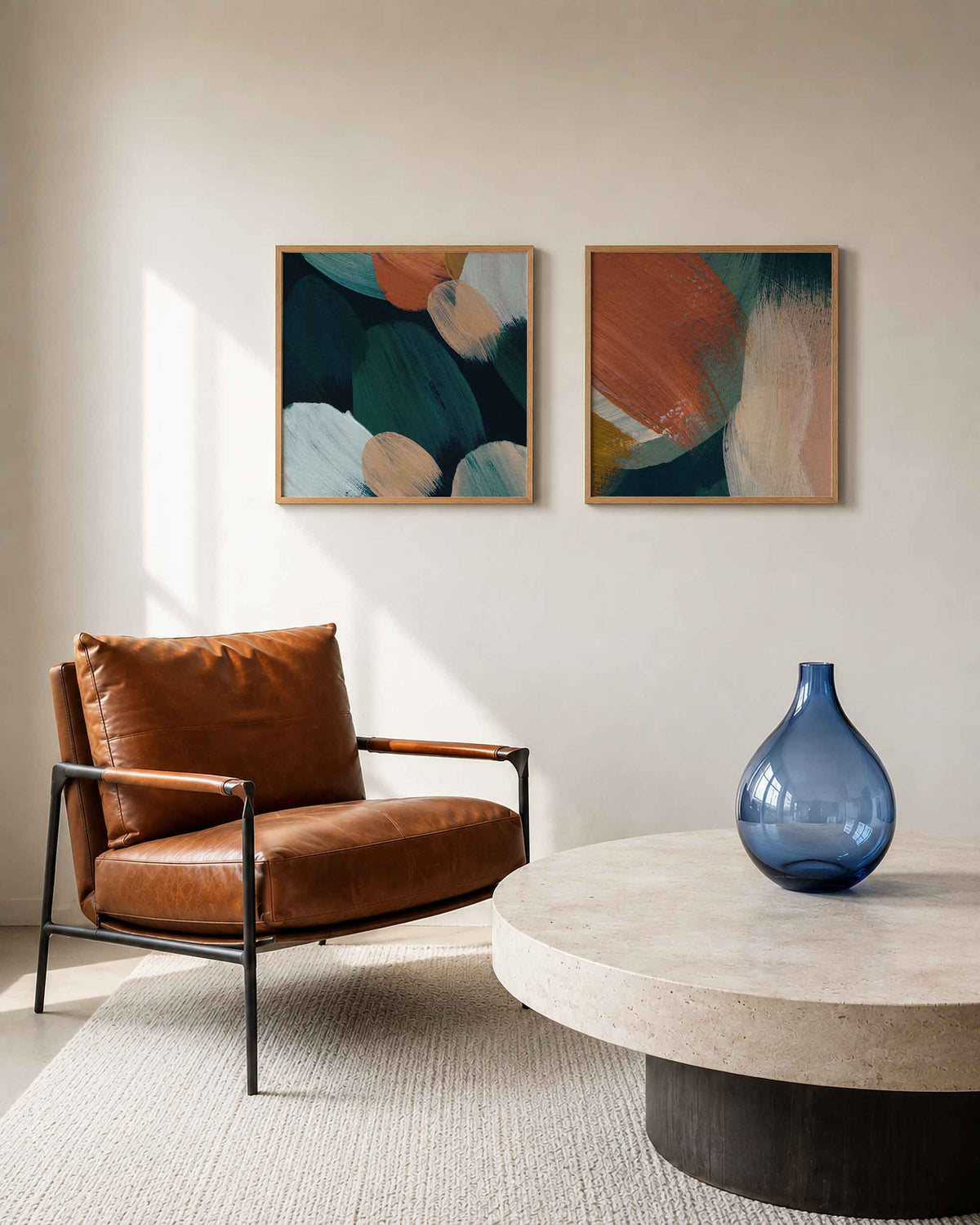 Interieurpresentatie van een tweedelige vierkante posterset met kleurvlakken