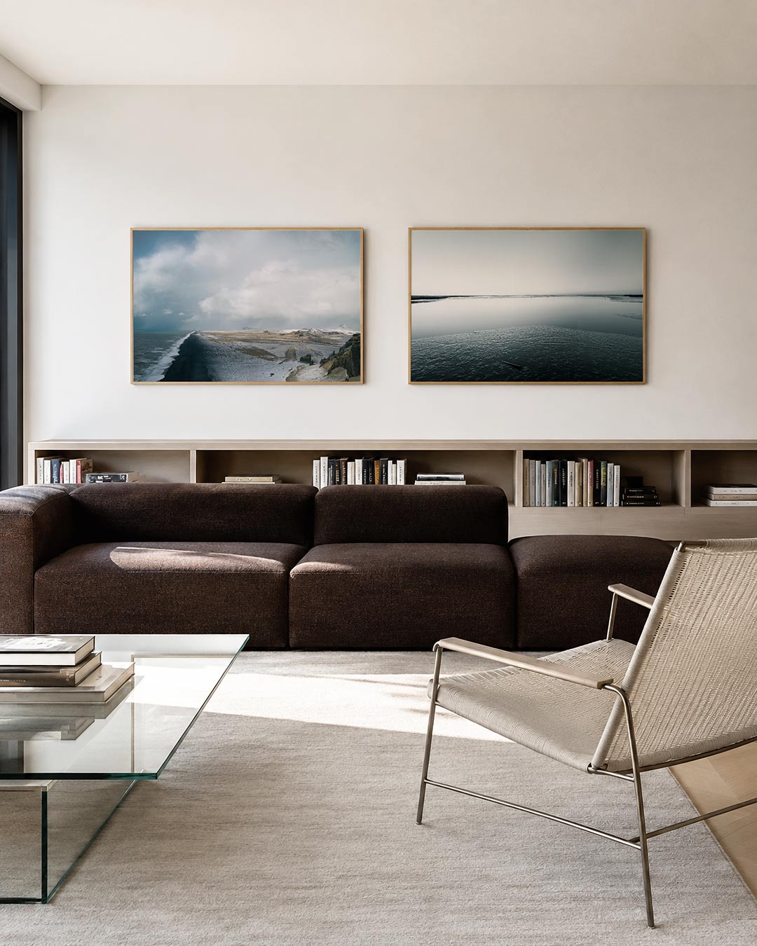 Interieur met liggend fotografisch tweeluik kust onder grijze wolken – Gerald Emming