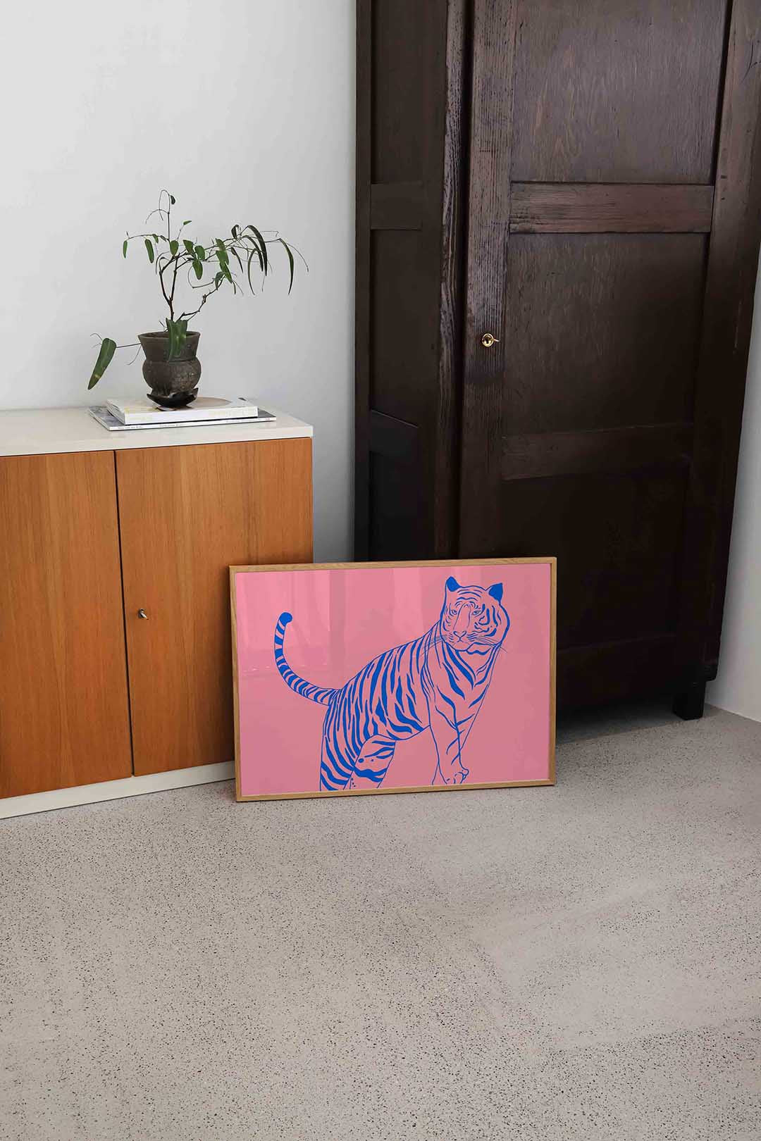 Tijger op roze achtergrond Poster