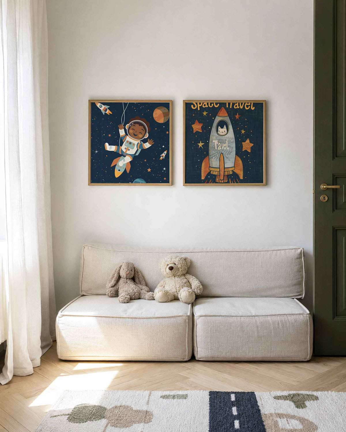 Interieurpresentatie van een tweedelige vierkante posterset met ruimtevaarder en kat