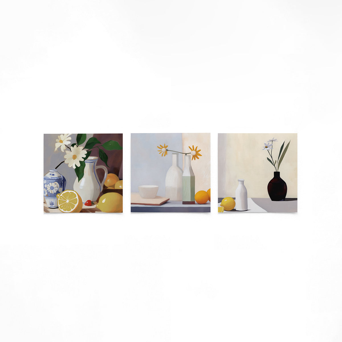 Drie vierkante posters met bloemen en citrus op een gebroken witte achtergrond