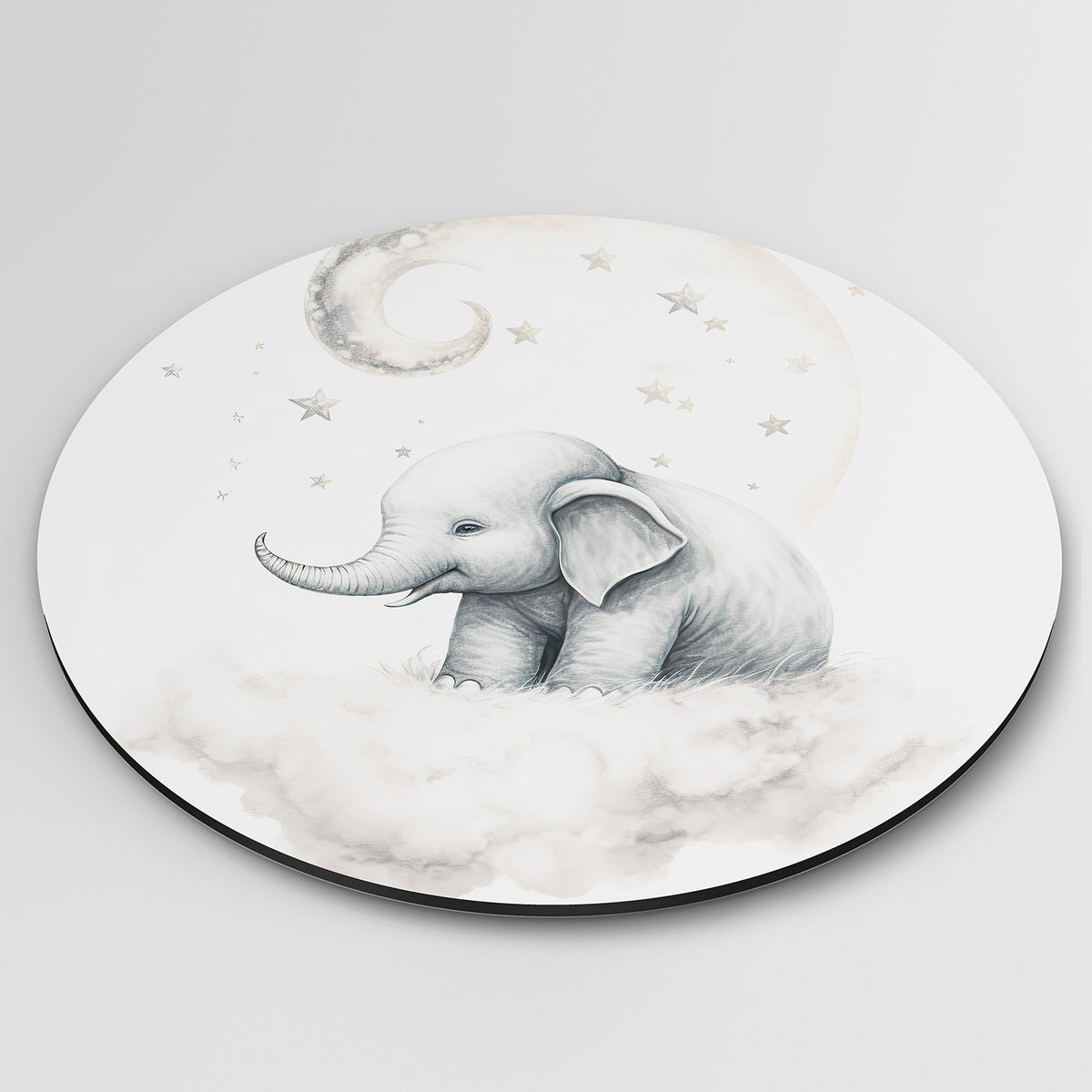 Olifant op wolk Muurcirkel – detailweergave – Een jonge olifant zit op een wolk met een grote maan en sterren op de