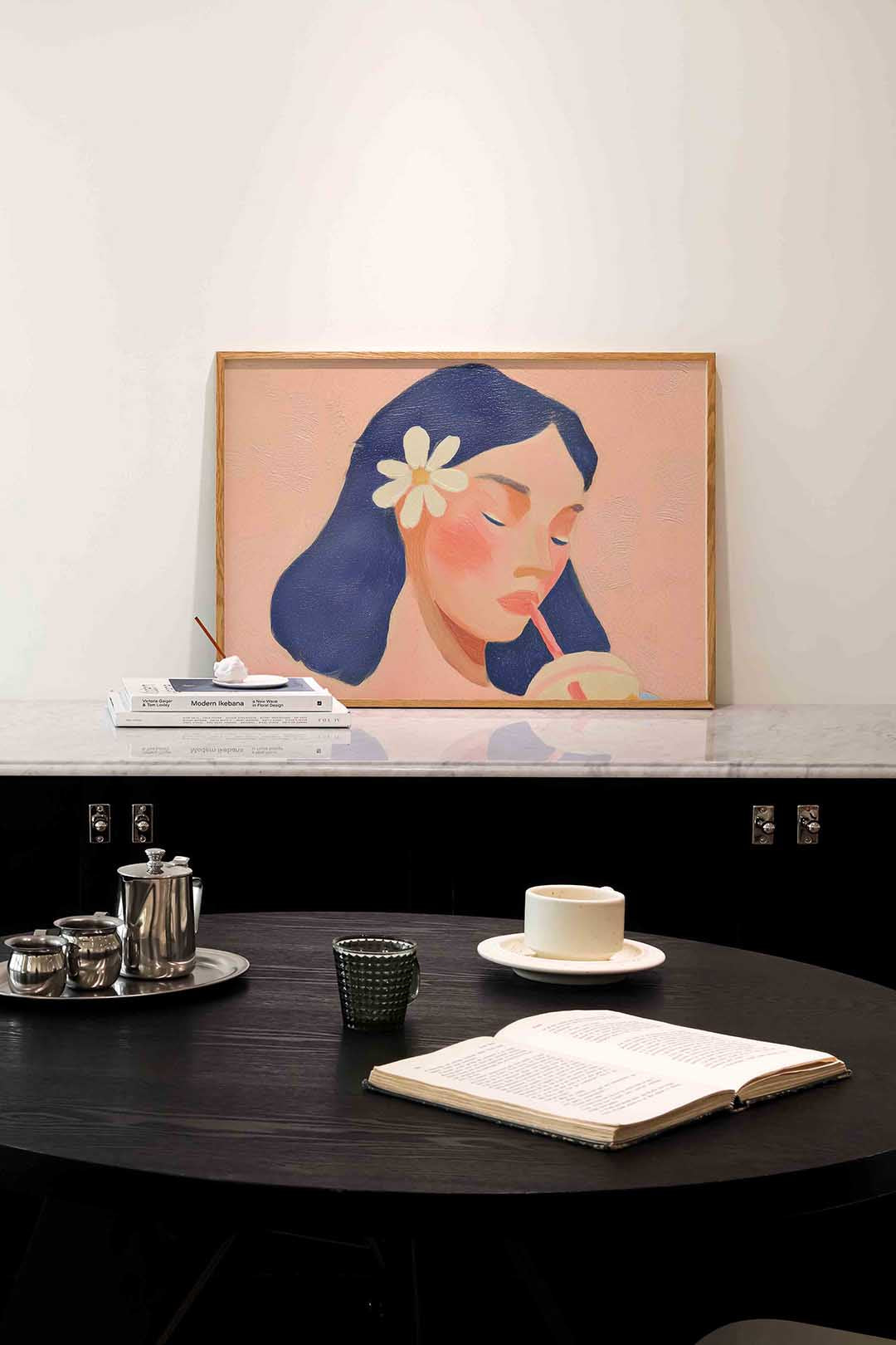 Vrouw met bloem en drankje Poster