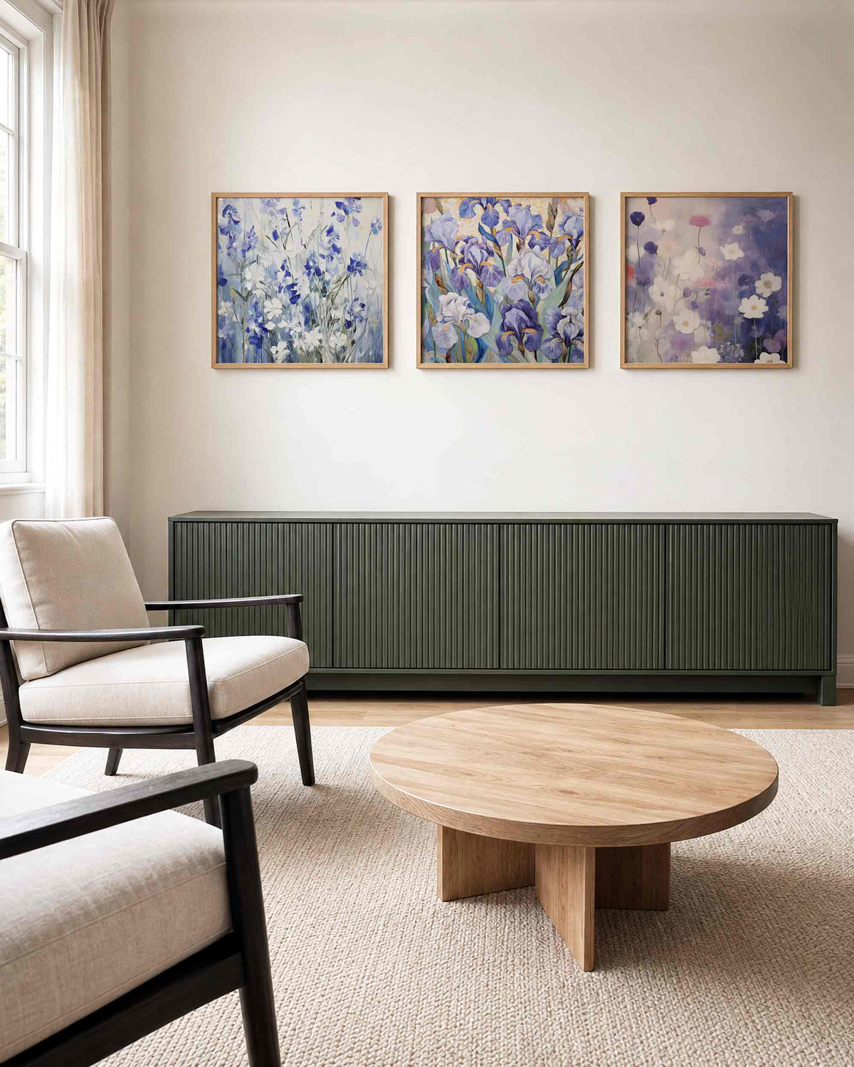 Interieurpresentatie van een driedelige vierkante posterset met blauwe paarse bloemen