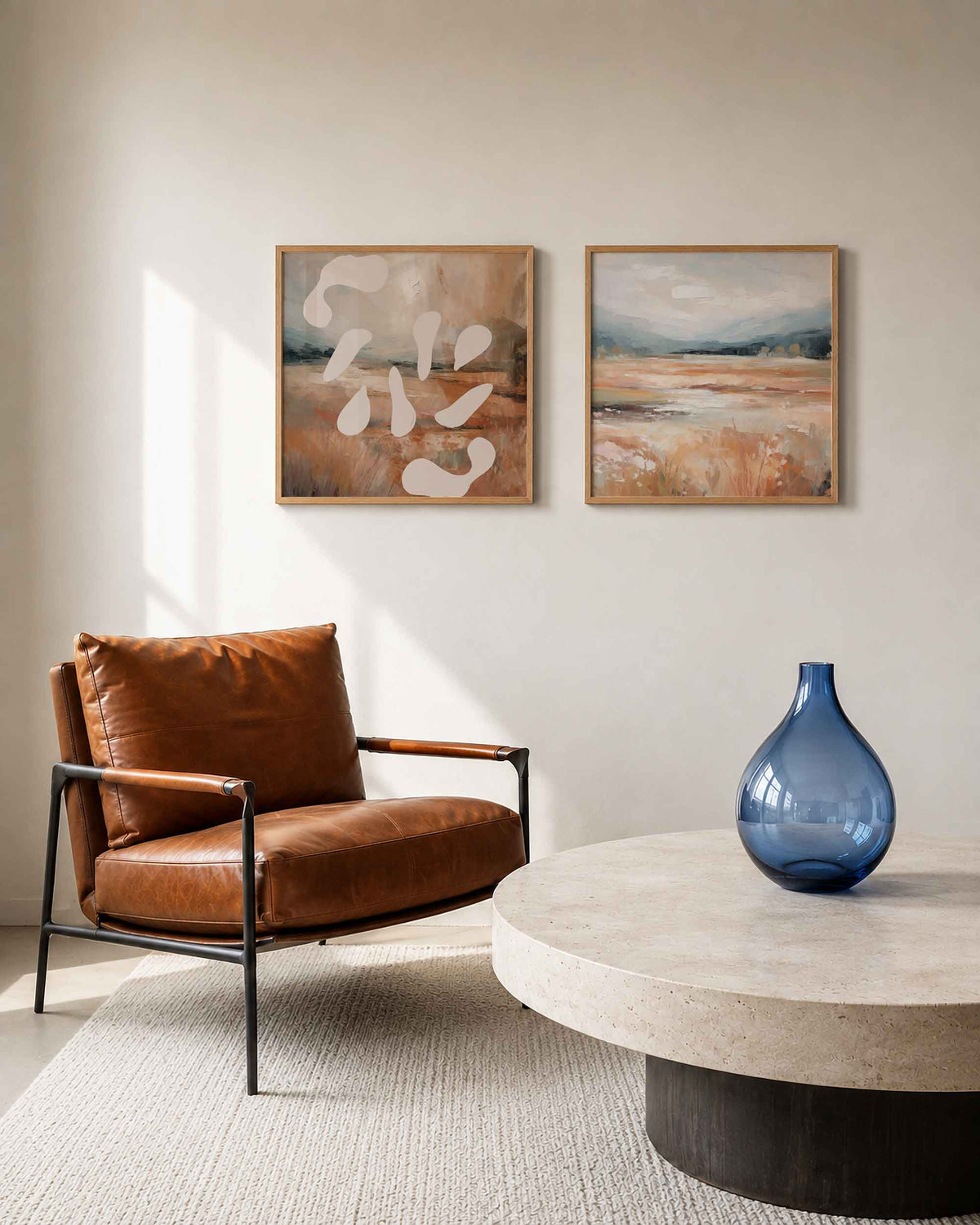 Interieurpresentatie van een tweedelige vierkante posterset met kustlandschap abstract