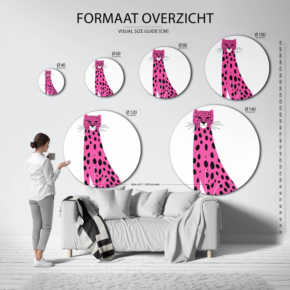 Roze luipaard Muurcirkel – extra productweergave – Een roze luipaard met zwarte vlekken en een witte snuit.