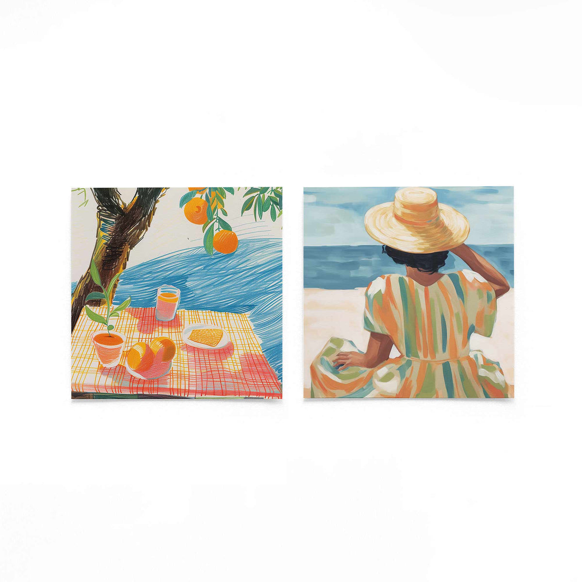 Twee vierkante posters met zeezicht en zomer op een gebroken witte achtergrond
