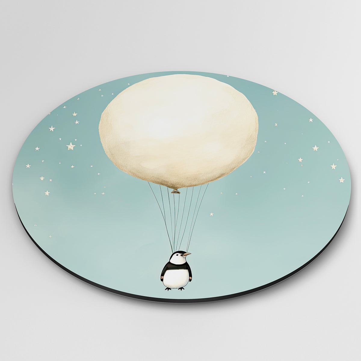 Pinguïn met ballon Muurcirkel – detailweergave – Een pinguïn hangt aan een grote, beige ballon tegen een lichtblauwe